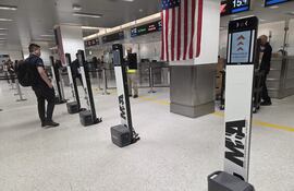 Algunos de los 12 módulos biométricos ubicados en los pasillos D, E y J de control migratorio en el interior de las instalaciones de aeropuerto en Miami, Florida (EE.UU.).