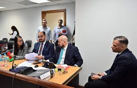 Carlos Soler (de pie y con tapabocas) y Pedro Gómez de la Fuente (1° de la derecha), condenados por hechos de corrupción.