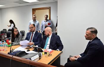 Carlos Soler (de pie y con tapabocas) y Pedro Gómez de la Fuente (1° de la derecha), condenados por hechos de corrupción.