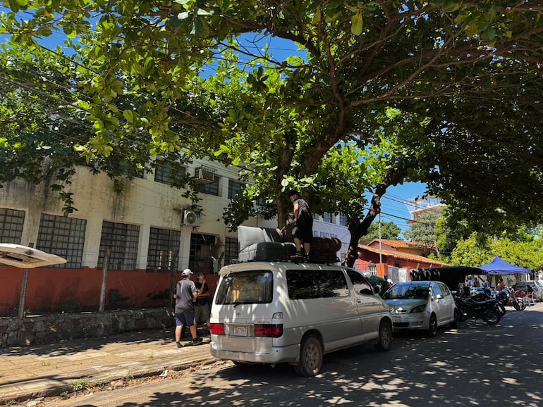 Un sofá sobre el techo de un vehículo.