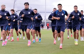 Julio Enciso, Gustavo Gómez y Diego Gómez encabezaron ayer el último entrenamiento de la Albirroja en California.