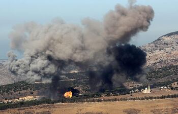 Se observa humo tras un ataque aéreo israelí en las afueras de la aldea de Ej Jarmaq, en el sur del Líbano, el 30 de octubre de 2025.