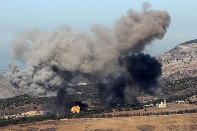 Se observa humo tras un ataque aéreo israelí en las afueras de la aldea de Ej Jarmaq, en el sur del Líbano, el 30 de octubre de 2025.