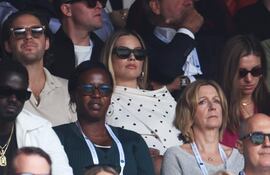 La actriz australiana Margot Robbie dejó ver su pancita de embarazada durante el partido semifinal masculino entre Daniil Medvedev de Rusia y Carlos Alcaraz de España en el Campeonato de Wimbledon. La Barbie asistió con su marido Tom Ackerley.