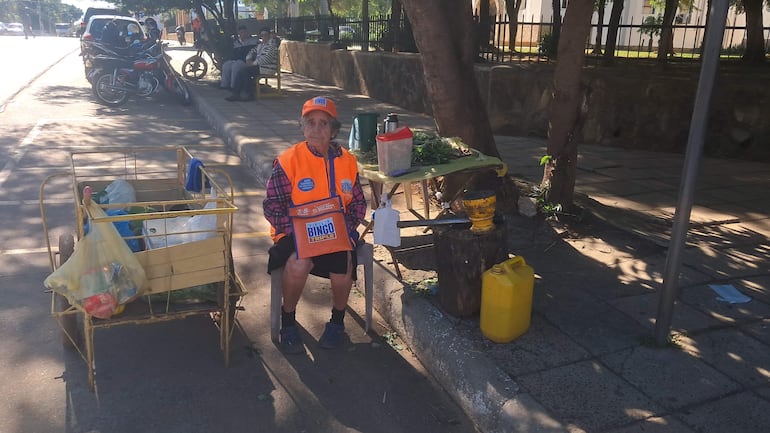 VDB Ña María Almada en su puestito de hace 30 años en Coronel Oviedo