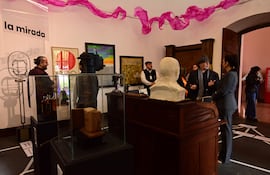 Diversos objetos, documentos y obras de arte componen la exhibición "Los museos se muestran" que se lleva a cabo en el Centro Cultural de la República Cabildo.