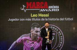Lionel Messi sostiene feliz la copa del Premio Marca América durante la ceremonia realizada ayer en el Estadio Chase en Fort Lauderdale, en Florida (Estados Unidos).