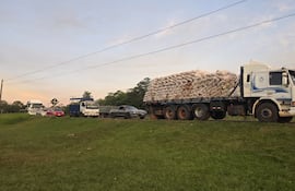 El camión cargado de mandioca fue recuperado del poder de los funcionarios de la DENIT en la zona de la Calle 6.000