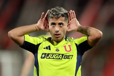 Lucas Assadi, de la Universidad de Chile, que avanzó a los cuartos de final de la Copa Sudamericana tras la descalificación de Independiente de Avellaneda.