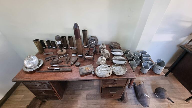 Objetos utilizados durante la Guerra del Chaco, como fragmentos de balas de cañón, bombas y otros elementos bélicos.