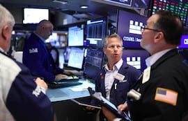 Los precios del petróleo subieron el martes y las acciones cayeron tras los ataques estadounidenses e israelíes contra la importante terminal de exportación de petróleo iraní en la isla de Kharg, mientras los inversores se preparaban para el inminente plazo impuesto por el presidente estadounidense Donald Trump a Irán para reabrir el estrecho de Ormuz o enfrentarse a ataques devastadores.
