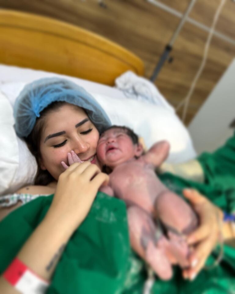 "Empezamos un nuevo camino juntas, donde vamos a formarnos la una a la otra", expresó emocionada la mamá primeriza Belén Parini. (Instagram/Belén Parini)