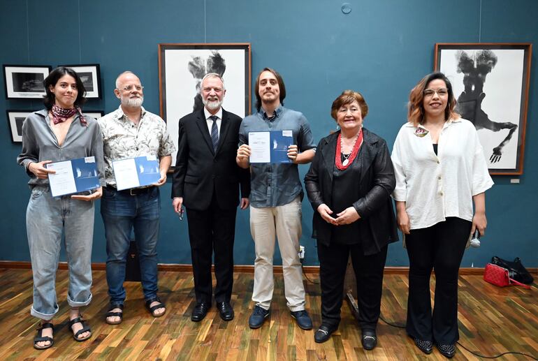 Alegría González, Bernardo Puente, el embajador de alemania Holger Scherf, el ganador Giovanni Ferreira,  María Stella Cáceres del Museo de las Memorias, y Alba Acosta en representación del ICPA, luego del acto de premiación.