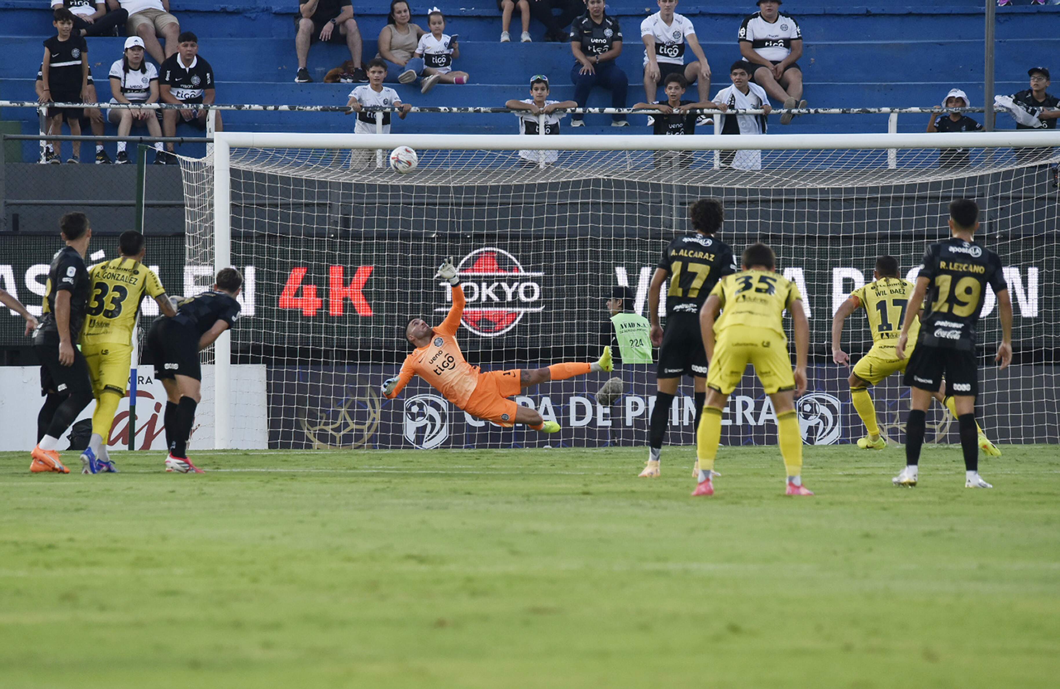 Momento clave: el portero de Olimpia, Gastón Olveira, le tapa el penal a Wilfrido Báez, para mantener la mínima ventaja.