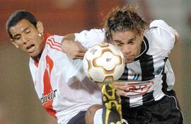 LIBERTAD EN 2004:   Daniel Sanabria se anticipa a José Sand en el triunfo de Libertad 1-0 sobre River Plate, en 2004.