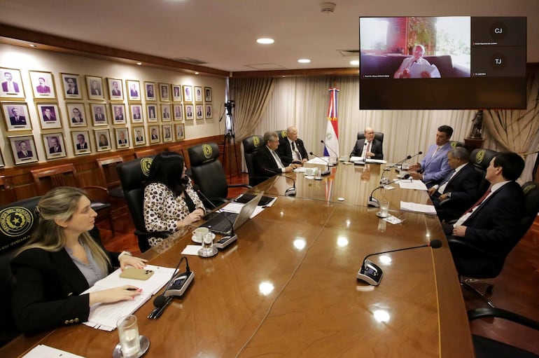 Los ministros de la Corte Suprema de Justicia (CSJ), admitieron la renuncia del fiscal Bernardo Elizaur y suspendieron, sin goce de sueldo al fiscal Rubén Riveros.