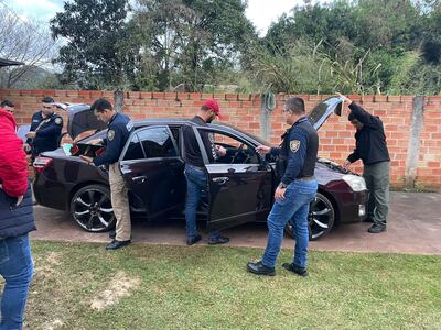 Agentes de Investigaciones y Criminalística inspeccionan un vehículo en uno de los allanamientos.