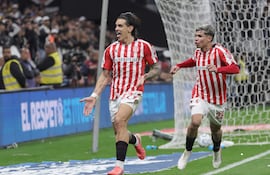 Alexis Castro (i) de Estudiantes celebra un gol este miércoles, en el partido de vuelta de los cuartos de final de la Copa Libertadores entre Corinthians y Estudiantes en el Neo Química Arena de Sao Paulo (Brasil).
