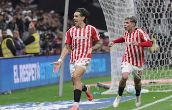 Alexis Castro (i) de Estudiantes celebra un gol este miércoles, en el partido de vuelta de los cuartos de final de la Copa Libertadores entre Corinthians y Estudiantes en el Neo Química Arena de Sao Paulo (Brasil).