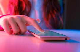 Concepto de celular en manos de una persona joven.