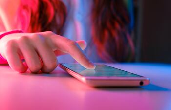 Concepto de celular en manos de una persona joven.