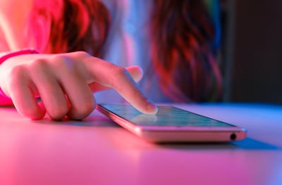 Concepto de celular en manos de una persona joven.