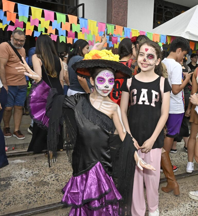 Niños y grandes disfrutan de las celebraciones por el Día de los Muertos, en Asunción.