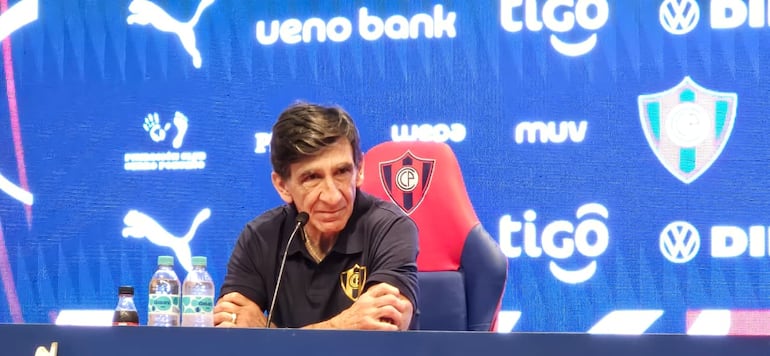 El flamante entrenador de Cerro Porteño, Gustavo Costas hablando en conferencia de prensa durante su presentación oficial en la entidad de Barrio Obrero.