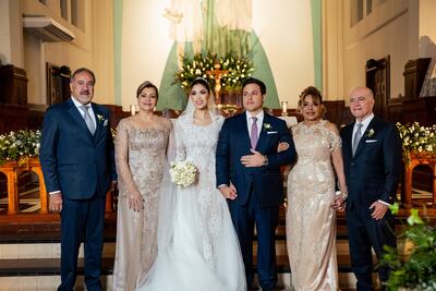 Los novios, junto a sus padres. 