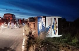 vdb Así quedó el bus en que viajaban los estudiantes de Cecilio Báez.