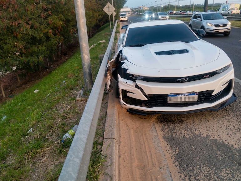 Así quedó el Chevrolet Camaro blanco, guiado por Alejandro Nicolás Morel Rozzano. Foto: Gentileza Policía Nacional.