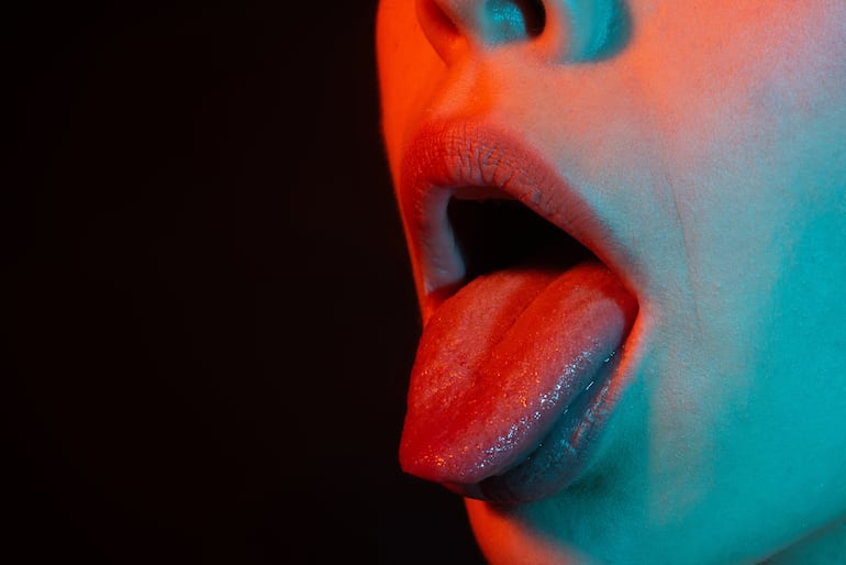 Mujer saca la lengua.