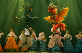 Con 57 años de trayectoria, el Ballet Mimbipa presenta una producción de gran envergadura que transforma las tradiciones paraguayas en un espectáculo majestuoso.