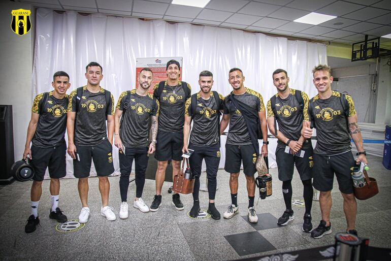 Los jugadores de Guaraní en el Aeropuerto Internacional Silvio Pettirossi antes del viaje a Brasil para enfrentar a Botafogo por los octavos de final de la Copa Sudamericana.