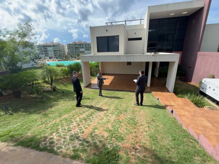 El fiscal Anticorrupción Silvio Corbeta se constituyó en residencia del legislador imputado Erico Galeano, para realizar tasación del inmueble.