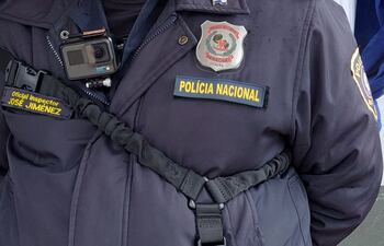 El Oficial José Jiménez, de la Comisaría 24, compró su propia "bodycam" para tener un respaldo durante sus operativos. El fin de semana grabó cómo personal del Hospital de Barrio Obrero le negaba la atención a una mujer herida.