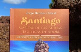 Portada del libro "Santiago. Capital de las ruinas jesuíticas de adobe" que será presentado mañana en dicha localidad.