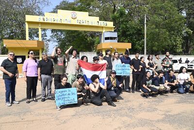 Jóvenes se manifiestan frente a la Agrupación Especializada, exigiendo la liberación de los detenidos en la marcha del domingo. 