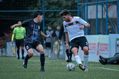 El delantero José Cabañas encara la marca del lateral franjeado, Elvio Javier Díaz. (Foto: APF)