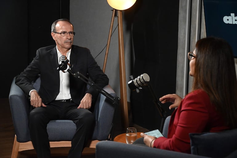 El ministro de Defensa Óscar González durante la entrevista sobre el acuerdo SOFA que próximamente estará disponible en su formato podcast en On The Record Podcast deABC.