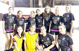 Integrantes de uno de los equipos femenino que participa del Torneo Inter-curso Deportivo Nihon Gakko 2025.