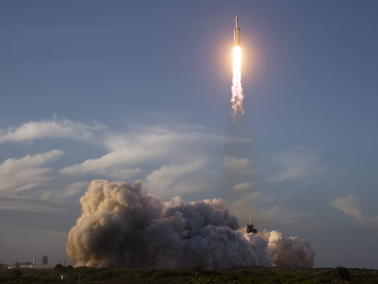 Una fotografía cedida por la Administración Nacional de Aeronáutica y el Espacio (NASA) muestra el lanzamiento de un cohete Falcon Heavy de SpaceX, con el Telescopio Espacial Nancy Grace Roman (NGRST) de la NASA a bordo, desde el Complejo de Lanzamiento 39A del Centro Espacial Kennedy (KSC), en Florida, Estados Unidos, el 30 de agosto de 2026.