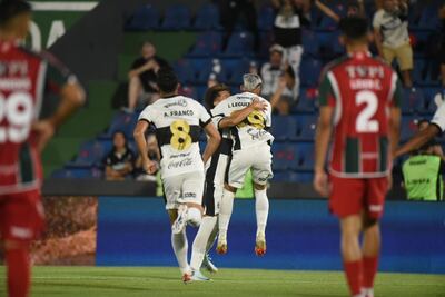 Los jugadores de Olimpia celebran un gol en el partido frente a Atlético Tembetary por la tercera fecha del torneo Apertura 2025 del fútbol paraguayo en el estadio Defensores del Chaco, en Asunción, Paraguay.