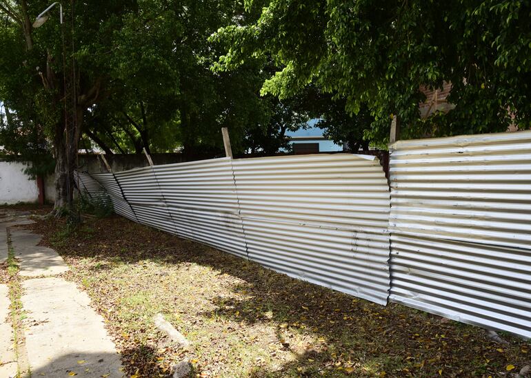 El vallado de seguridad está caído y tiene puntos con desprendimiento de sus chapas, lo que implica un riesgo para los estudiantes del Patricio  Guggiari.