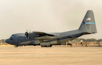 Un avión militar estadounidense despega del aeropuerto internacional de Bagdad, en el marco de la retirada de tropas extranjeras de Irak.