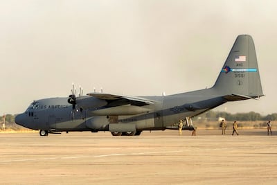 Un avión militar estadounidense despega del aeropuerto internacional de Bagdad, en el marco de la retirada de tropas extranjeras de Irak.