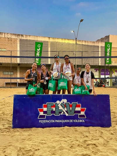 El podio de la Categoría A2 femenino en una nueva etapa del Circuito Nacional de vóley playa en la SND.