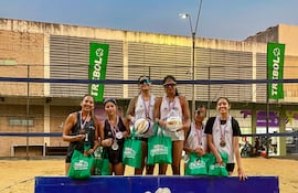 El podio de la Categoría A2 femenino en una nueva etapa del Circuito Nacional de vóley playa en la SND.