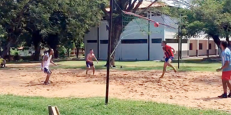 Ronaldinho Gaúcho, de camisilla blanca, jugando al pikivóley con otros reclusos de la Agrupación Especializada.