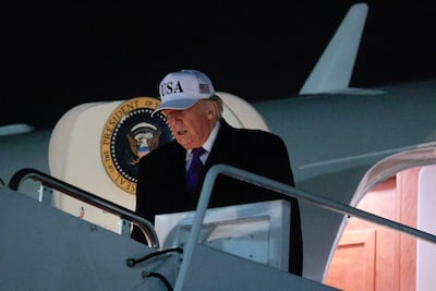 El presidente de Estados Unidos, Donald Trump, desciende del Air Force One, aeronave presidencial.